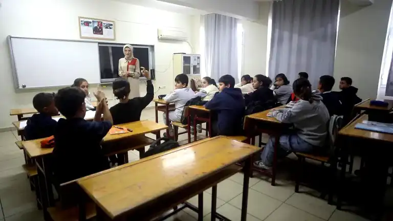 Depremzede Öğretmen Hatay'da Görevde Depremzede Öğretmen Hatay'da Görevde
